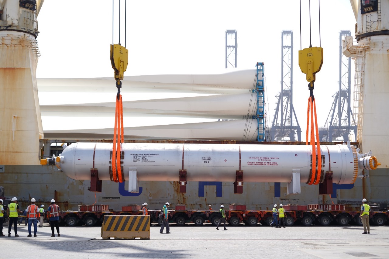 دي بي ورلد – مصر تنجح في مناولة شحنة عملاقة بوزن يتجاوز 500 طن بميناء السخنة