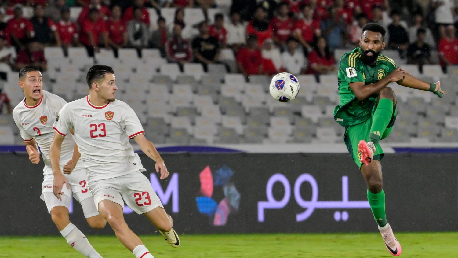 صراع البقاء الآسيوي: السعودية تتخطى إندونيسيا في معركة حامية وتضع قدما في مونديال 2026