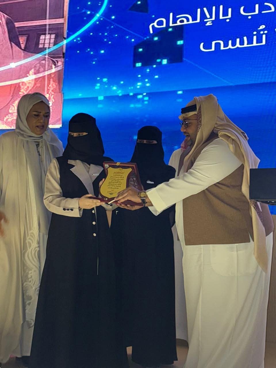 على شرف الأميرة سميرة آل سعود.. حفل تدشين كتاب السيرة الذاتية للإعلامية القديرة دنيا بكر يونس في الرياض برعايه من ڤيلورا