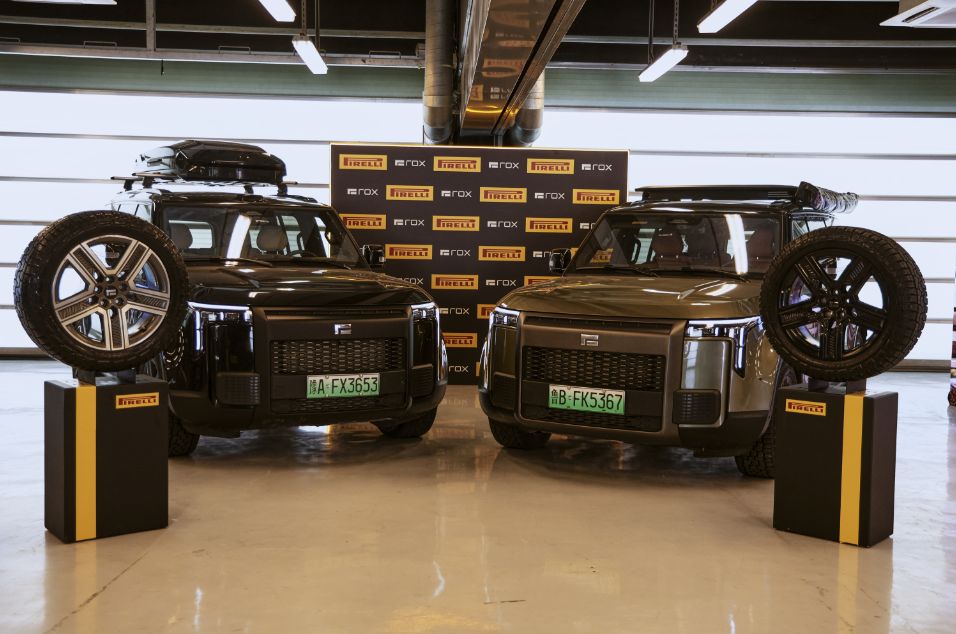 إطارات «سكوربيون» من «بيريللي» تقطع 25 ألف كيلومتر عبر ثلاث قارات و13 دولة لاستعراض أدائها الاستثنائي