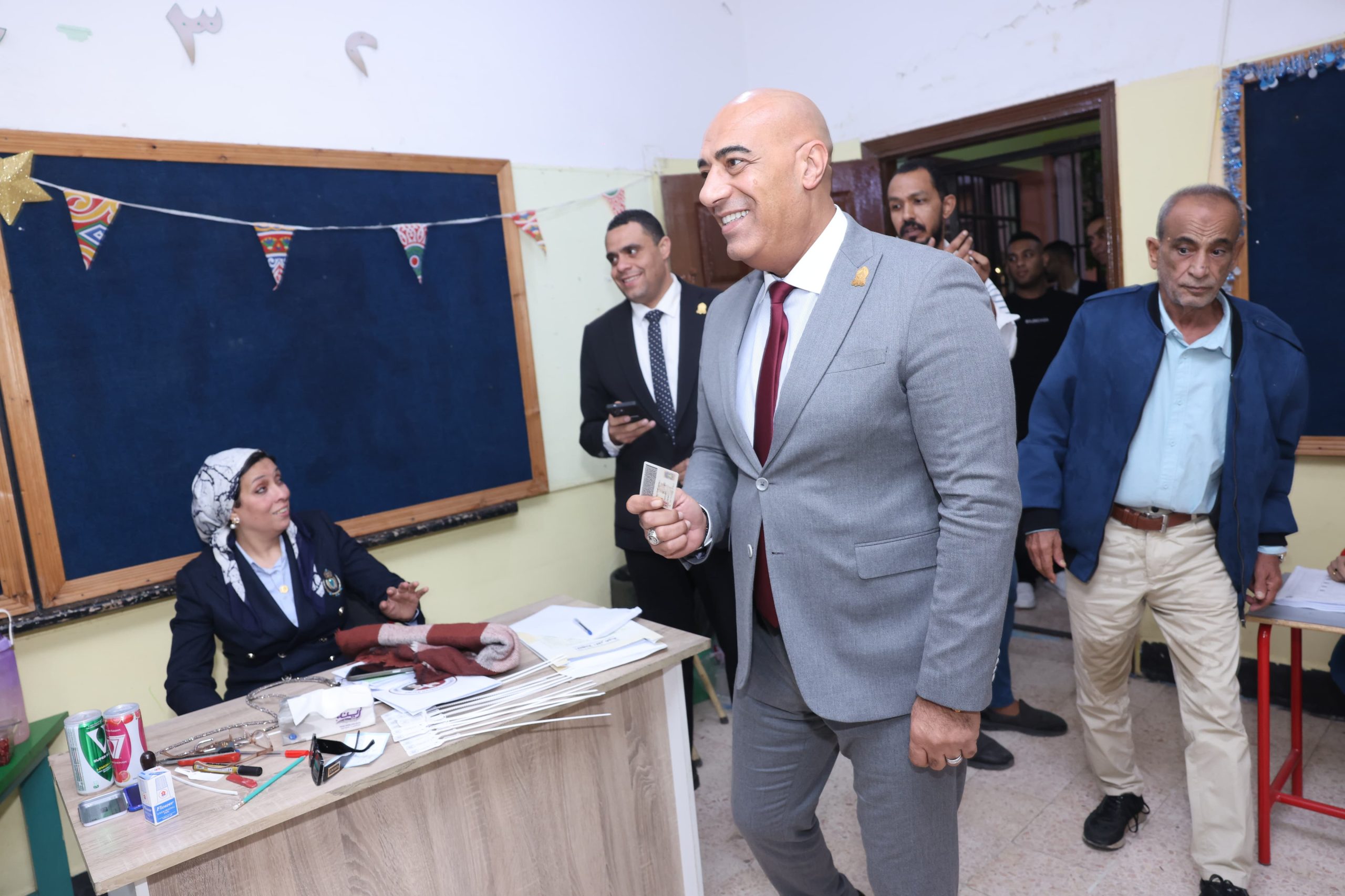 المهندس خالد عامر امين مساعد حزب الجبهة الوطنية أمانة محافظة القاهرة يدلى بصوته في الانتخابات البرلمانية بالتجمع الخامس