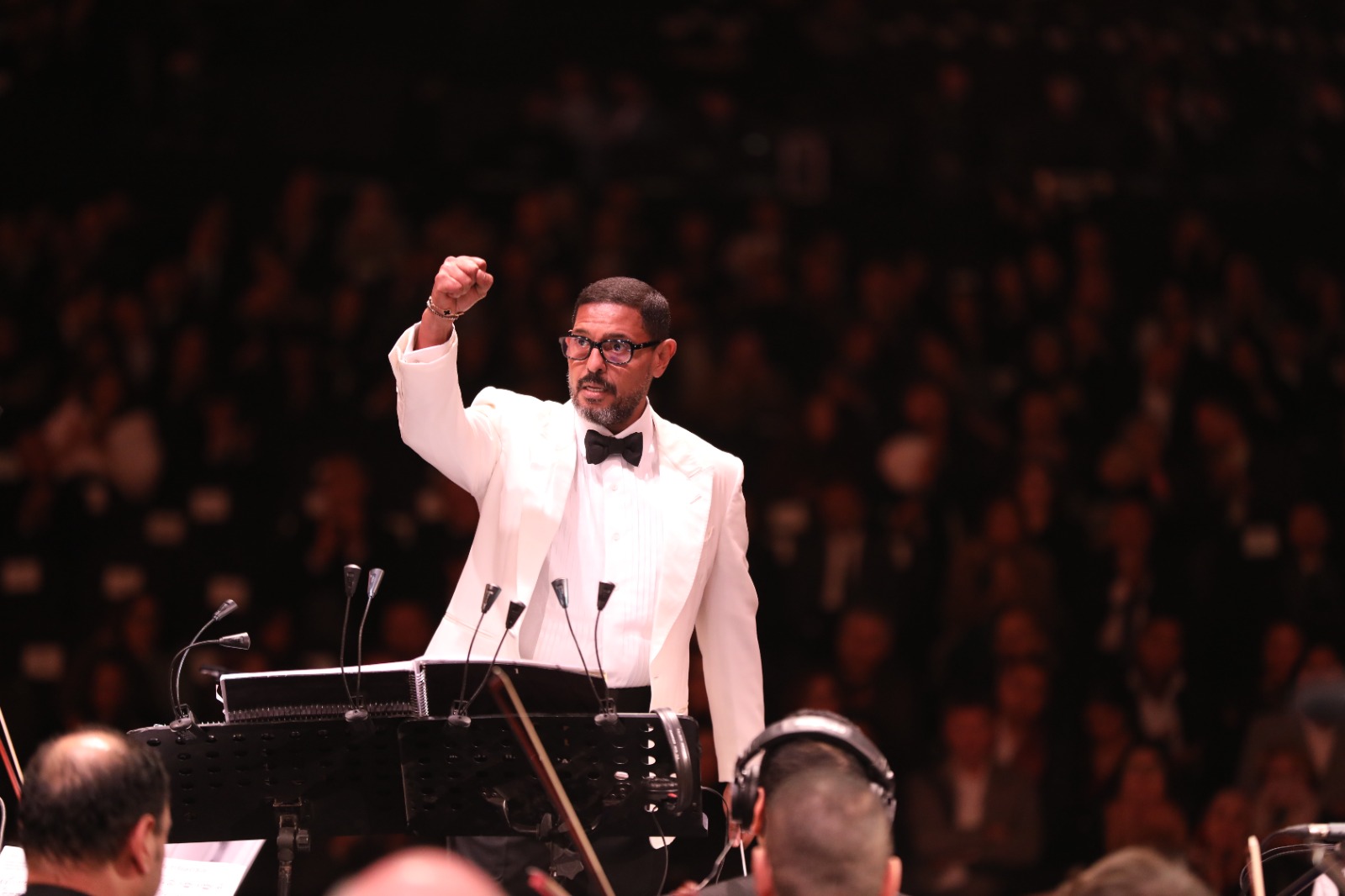 هاني فرحات يتألق بقيادته الأوركسترا في حفل كامل العدد بالاهرامات