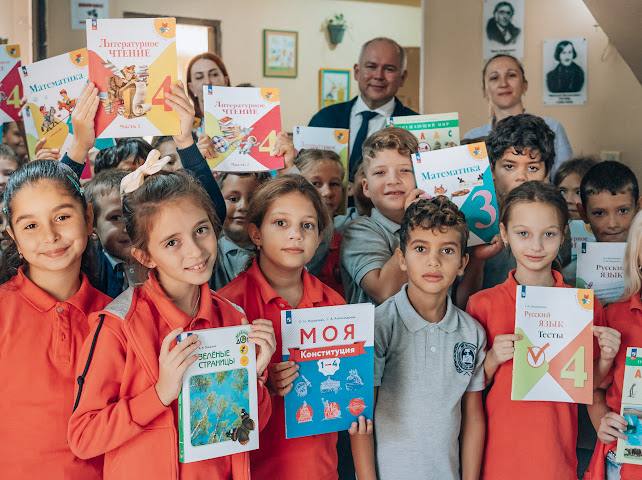 زايتشيكوف يزور المدارس الروسية بالغردقة